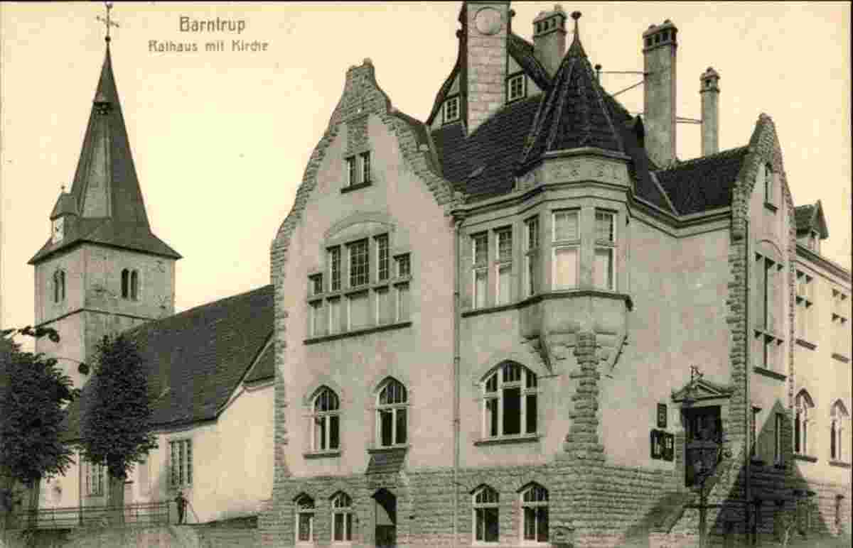 Barntrup. Rathaus mit Kirche