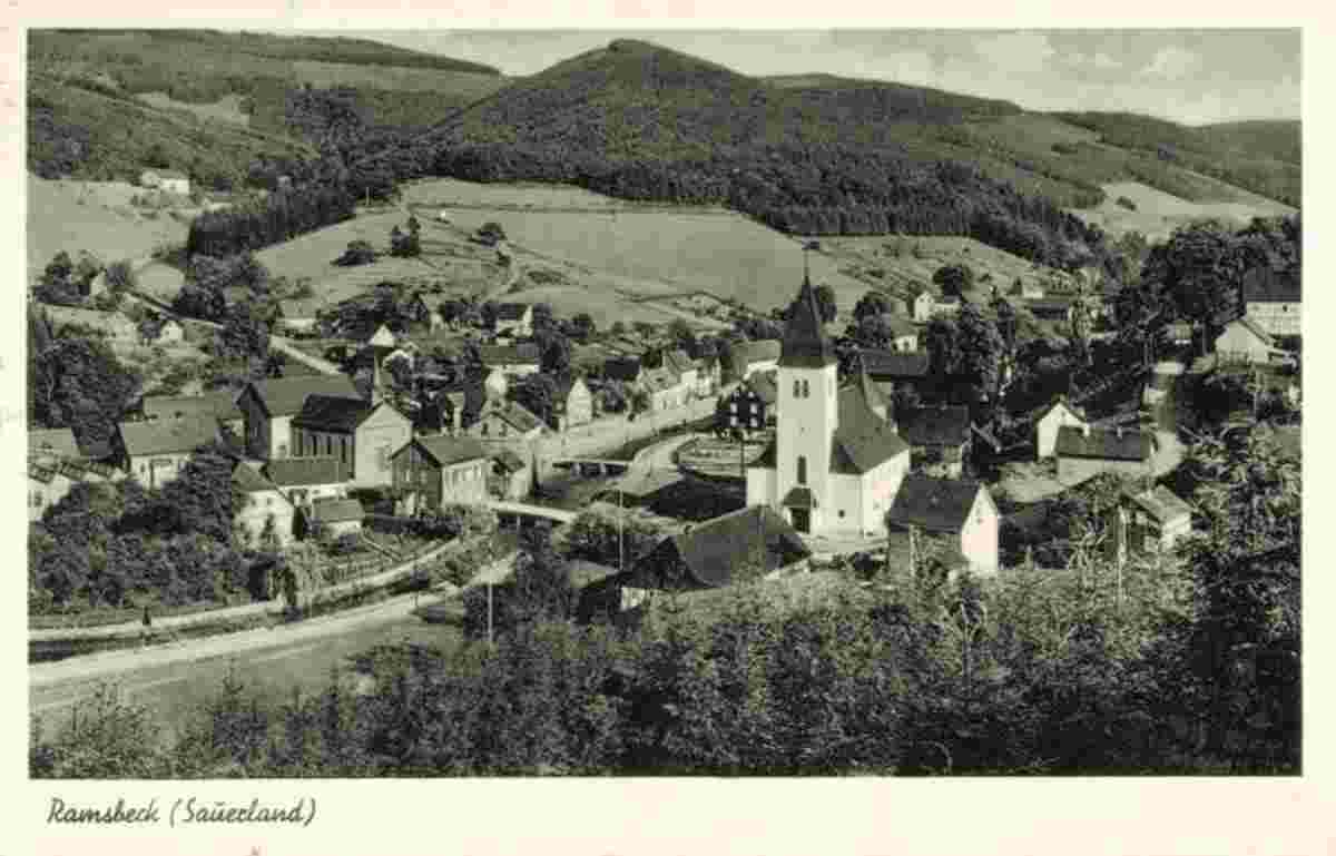 Bestwig. Panorama von Ramsbeck mit Kirche