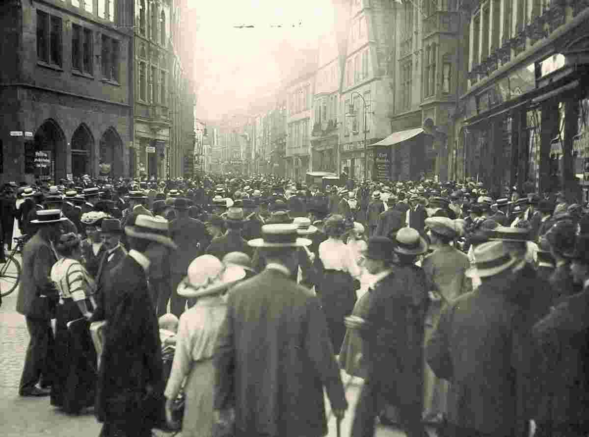 Bielefeld. Menschenmenge auf dem Alten Markt, Ende Juli 1914