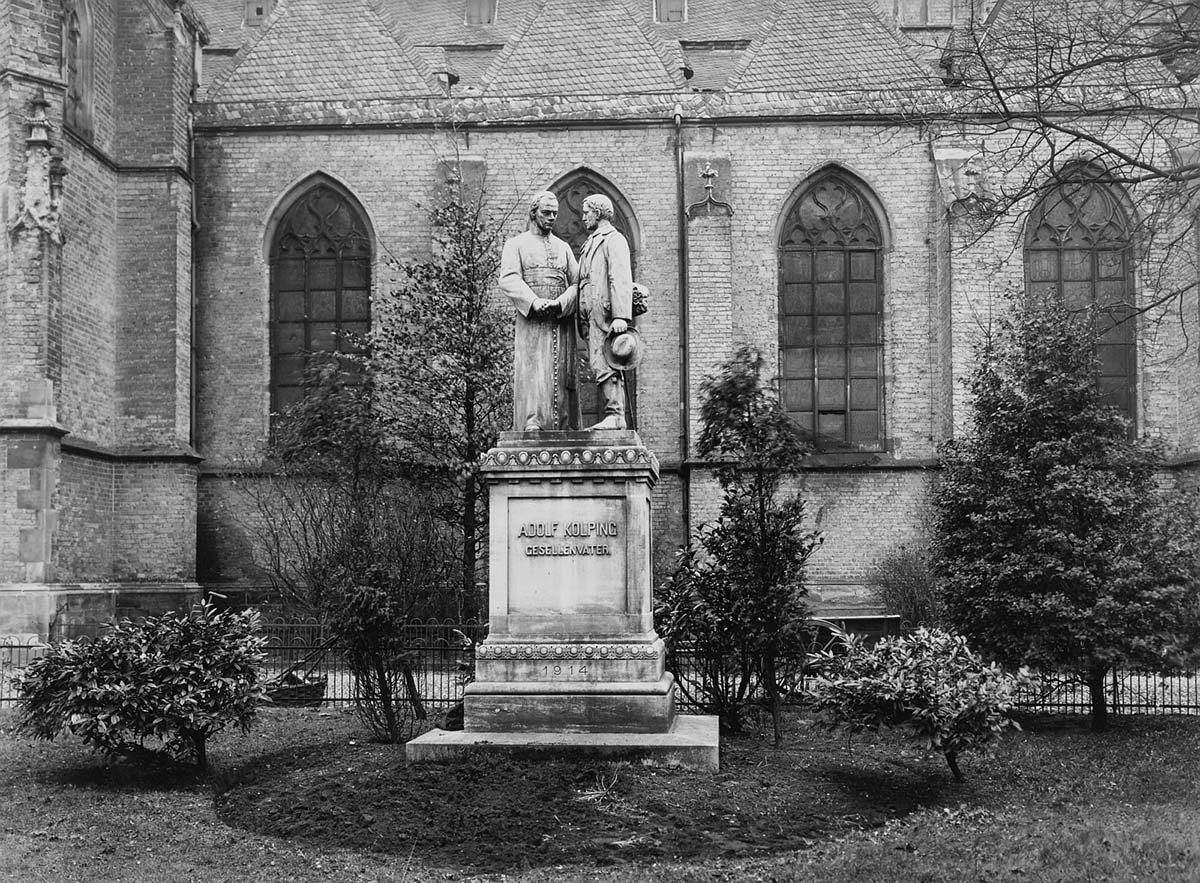 Bocholt. Adolf-Kolping-Denkmal vor der Nordwand der St Georgskirche, vor 1945