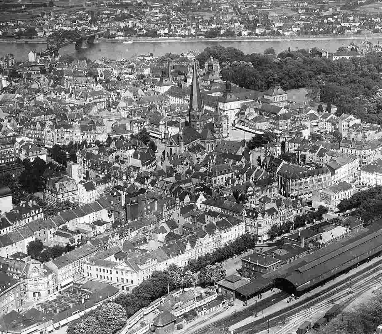 Bonn. Der Bahnhofsplatz und Panorama der Stadt, 1928
