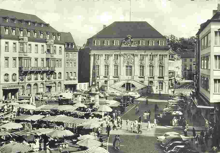Bonn. Marktplatz mit Rathaus