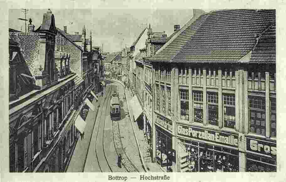 Bottrop. Hochstraße mit Straßenbahn