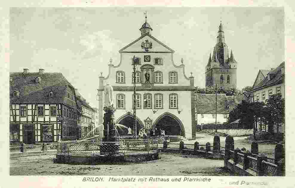 Brilon. Marktplatz mit Rathaus und Pfarrkirche
