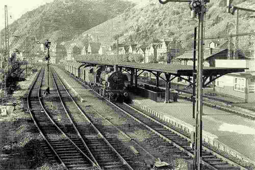 Braubach. Personenzug im Bahnhof, 1968