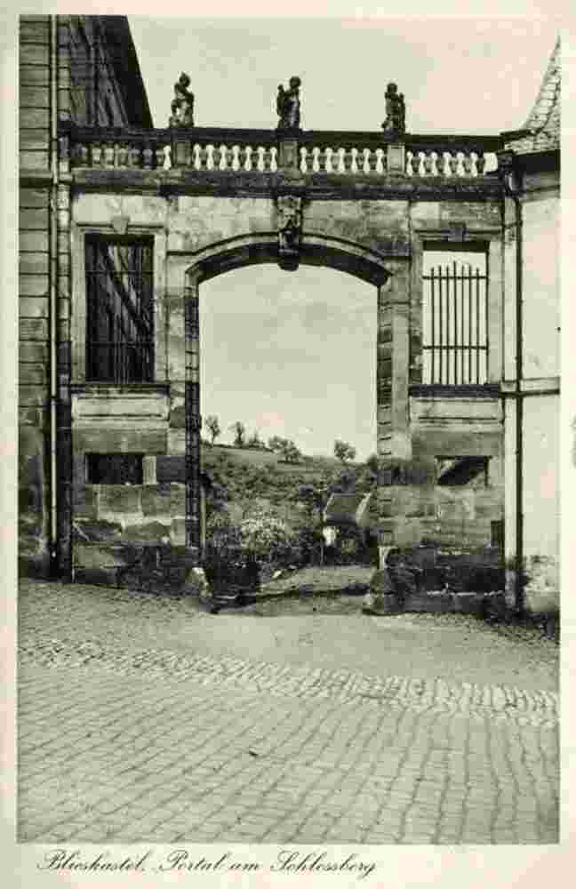 Blieskastel. Straße mit Portal am Schloßberg, 1928