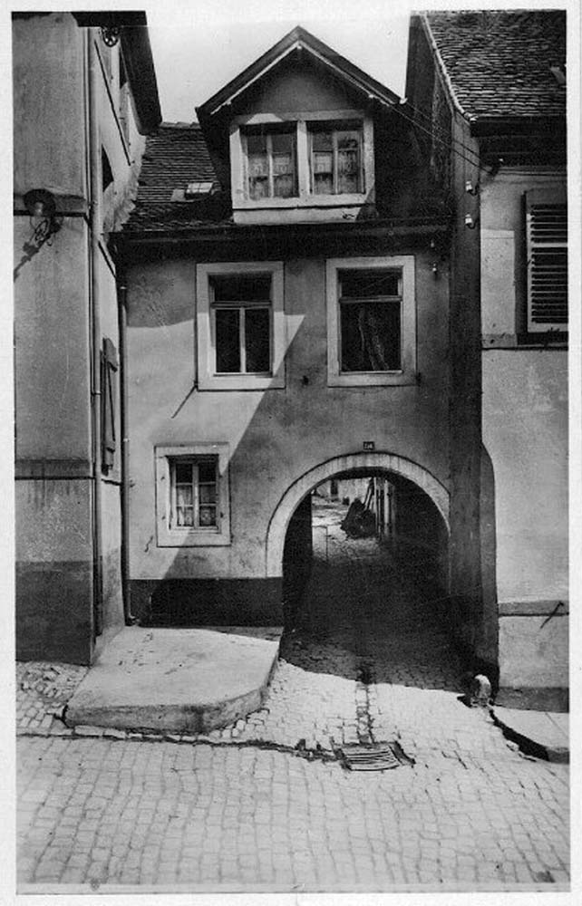 Blieskastel. Torbogen am Schlossberg, um 1960