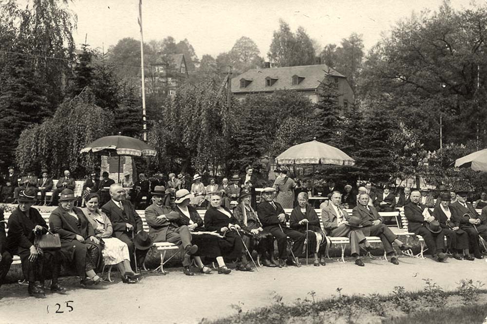 Bad Schlema. Kurgäste im Kurgarten, 1928