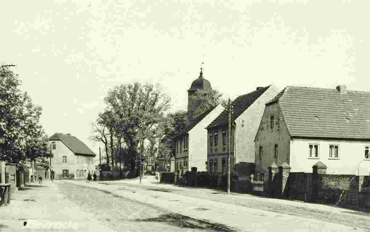 Beilrode. Panorama von Straße mit Kirche