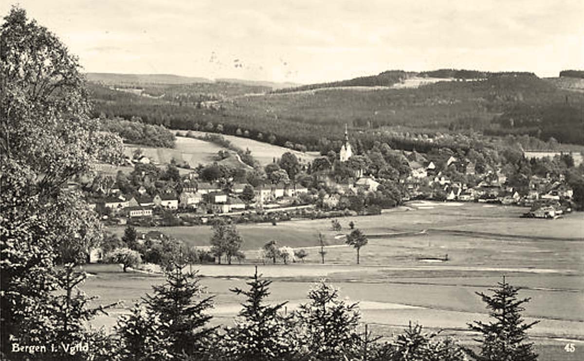 Bergen (Vogtland). Blick von einer Anhöhe auf dorf, 1936
