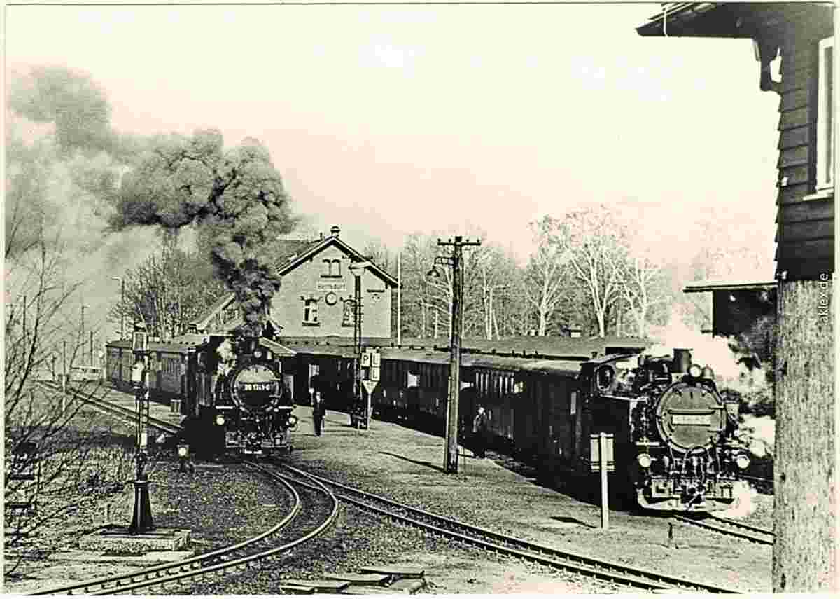 Bertsdorf-Hörnitz. Bahnhof - Zügen mit Dampflokomotiven