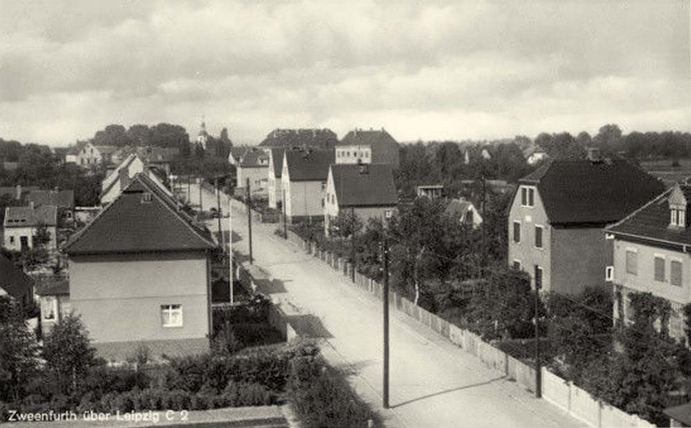 Borsdorf. Zweenfurth - Panorama von Dorfstraße mit Wohnhäuser