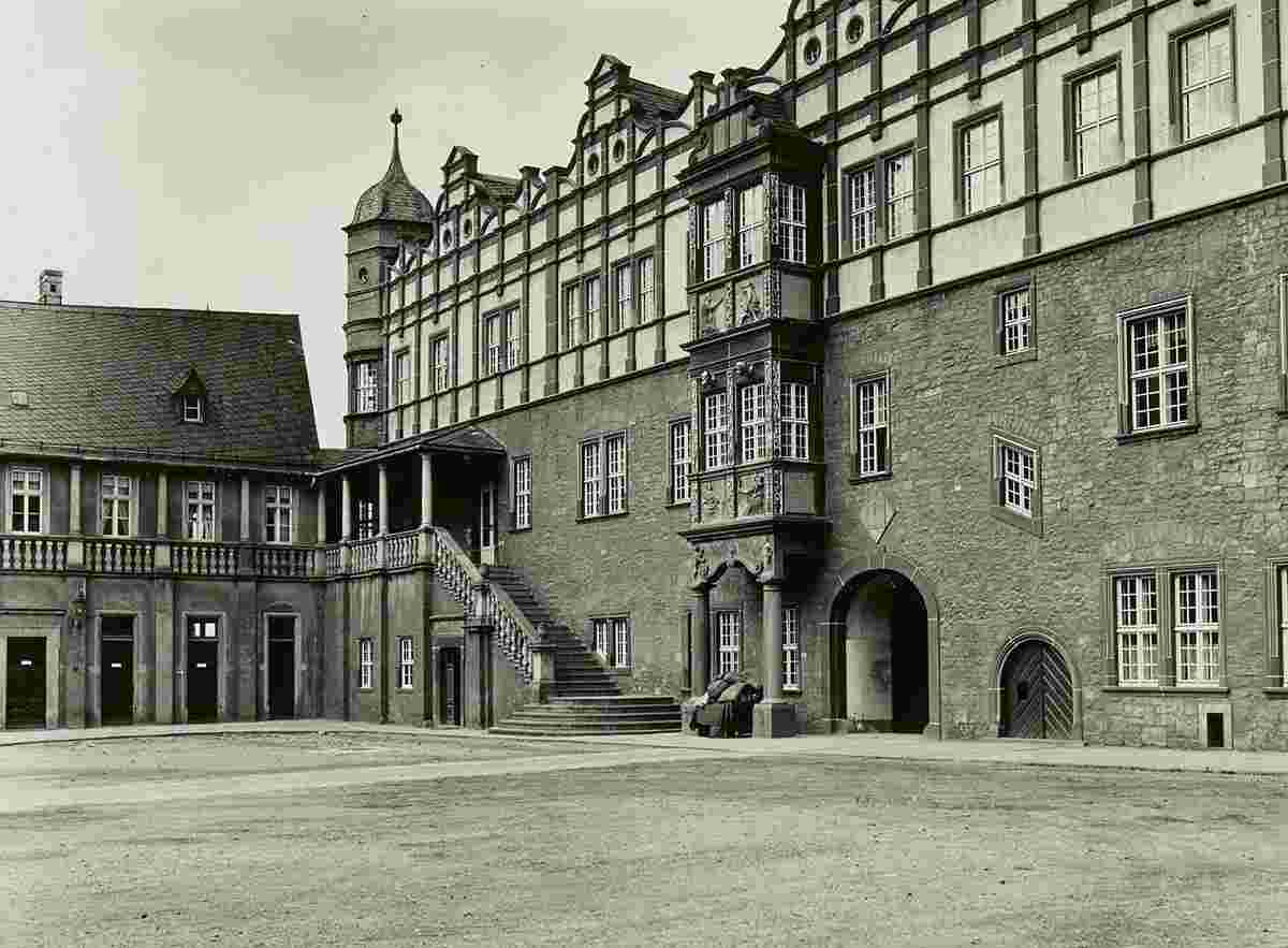 Bernburg. Schloß Bernburg, Blick über den Hof, 1936