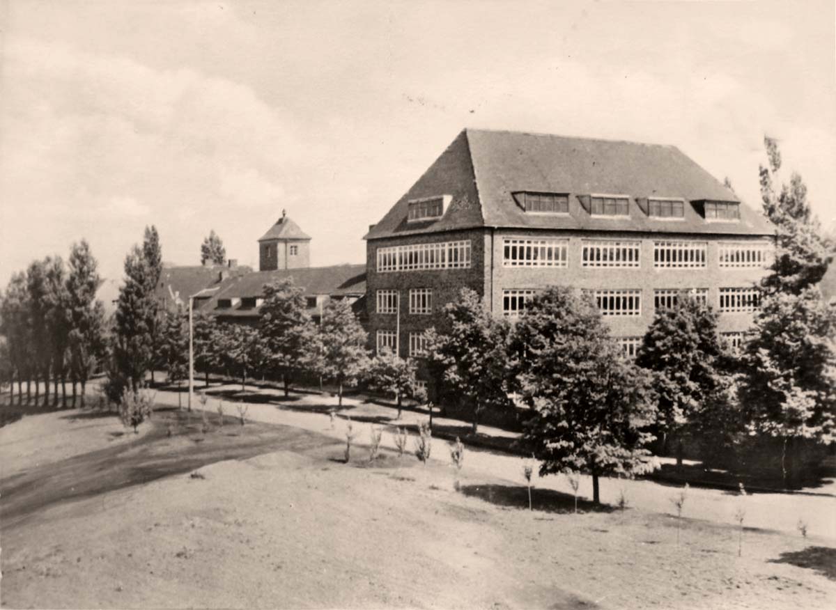Bitterfeld-Wolfen. Polytechnische Oberschule, 1972