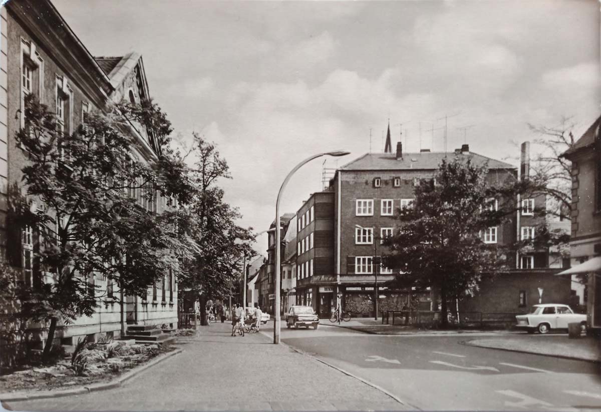Bitterfeld-Wolfen. Straße der Republik mit Loberschule, 1969