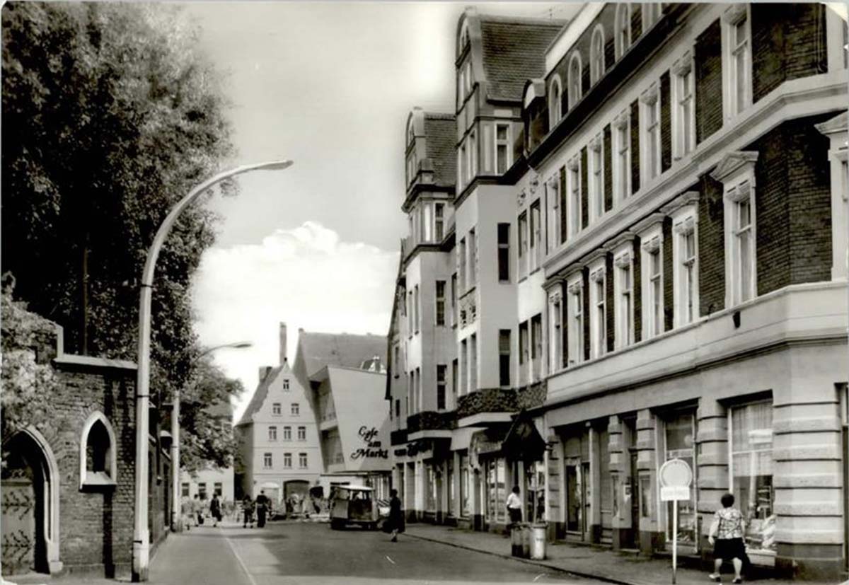Bitterfeld-Wolfen. Walther Rathenau Straße, Cafe am Markt
