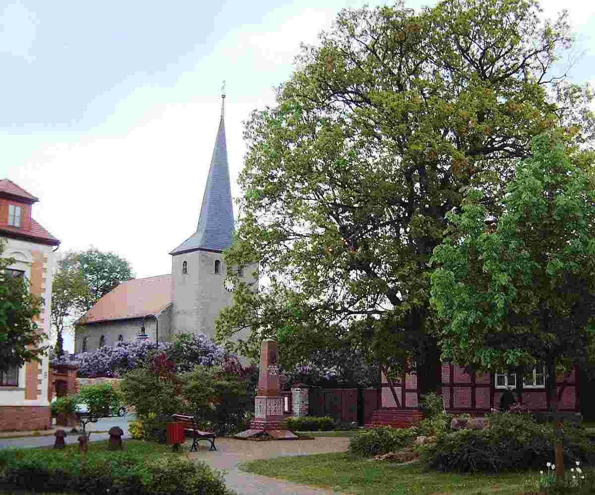 Bülstringen. Kirche mit Pfarrhaus, Kriegerdenkmal