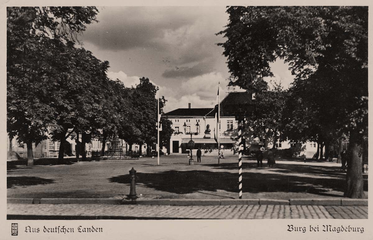 Burg (bei Magdeburg). Parade-Platz mit Roland, 1937