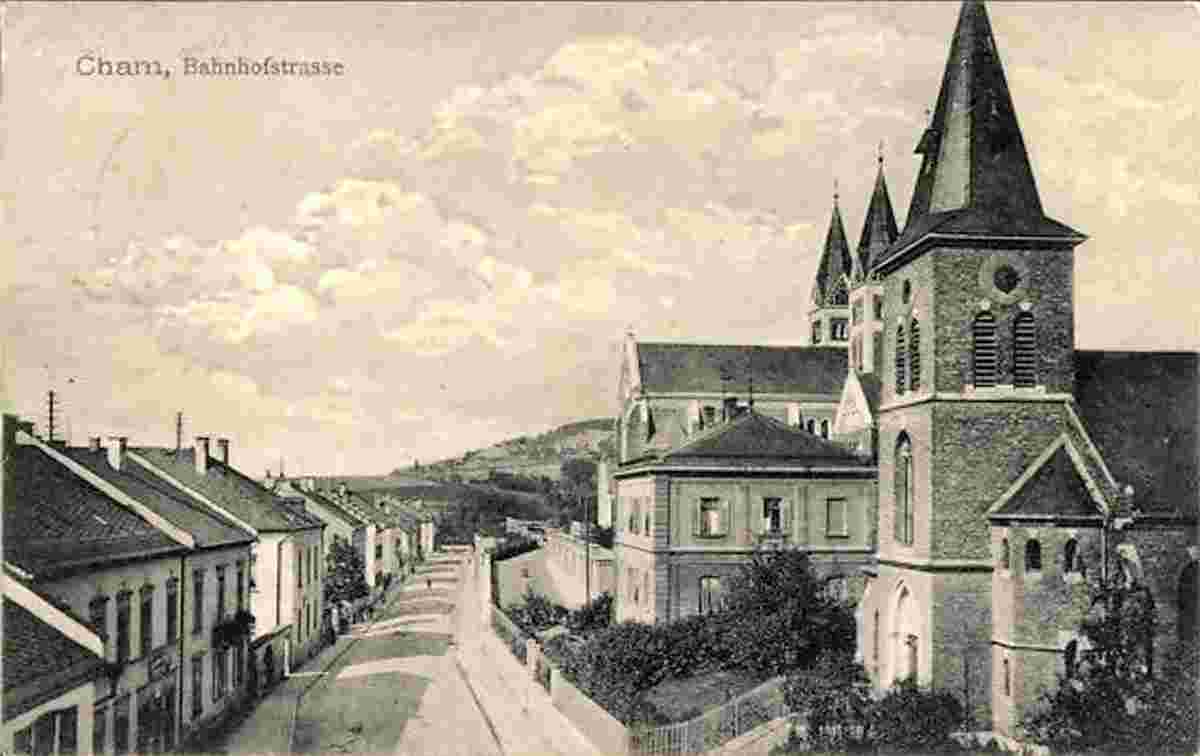 Cham. Bahnhofstraße mit Kirche