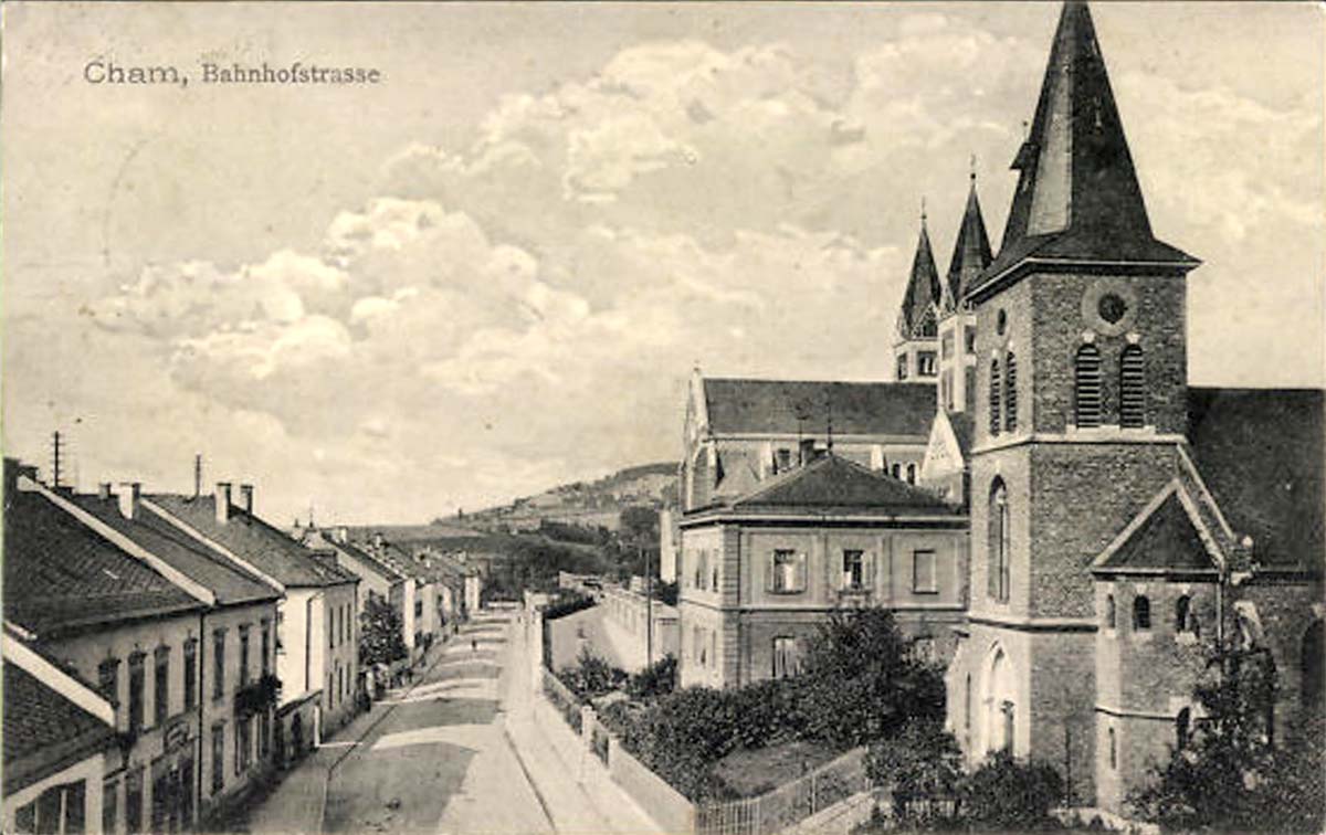 Cham (Oberpfalz). Bahnhofstraße mit Kirche