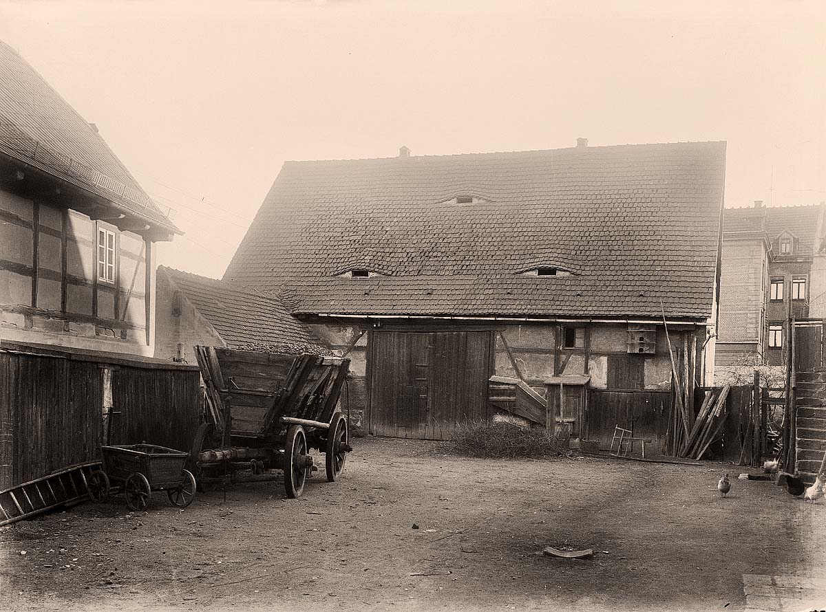 Coswig (Sachsen). Bauernhof Starke, Hofansicht mit Wohnstallhaus und Leiterwagen, um 1900