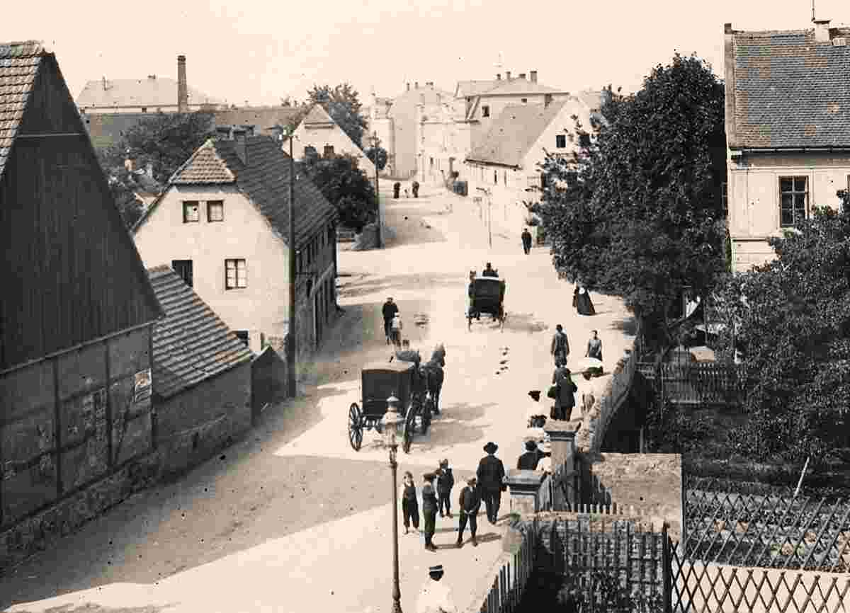 Coswig. Hauptstraße mit Pferdekutschen, rechts - die alte Schule von 1865, um 1900