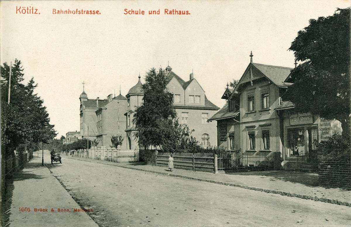 Coswig (Sachsen). Kötitz - Bahnhofstraße mit Schule und Rathaus, 1908