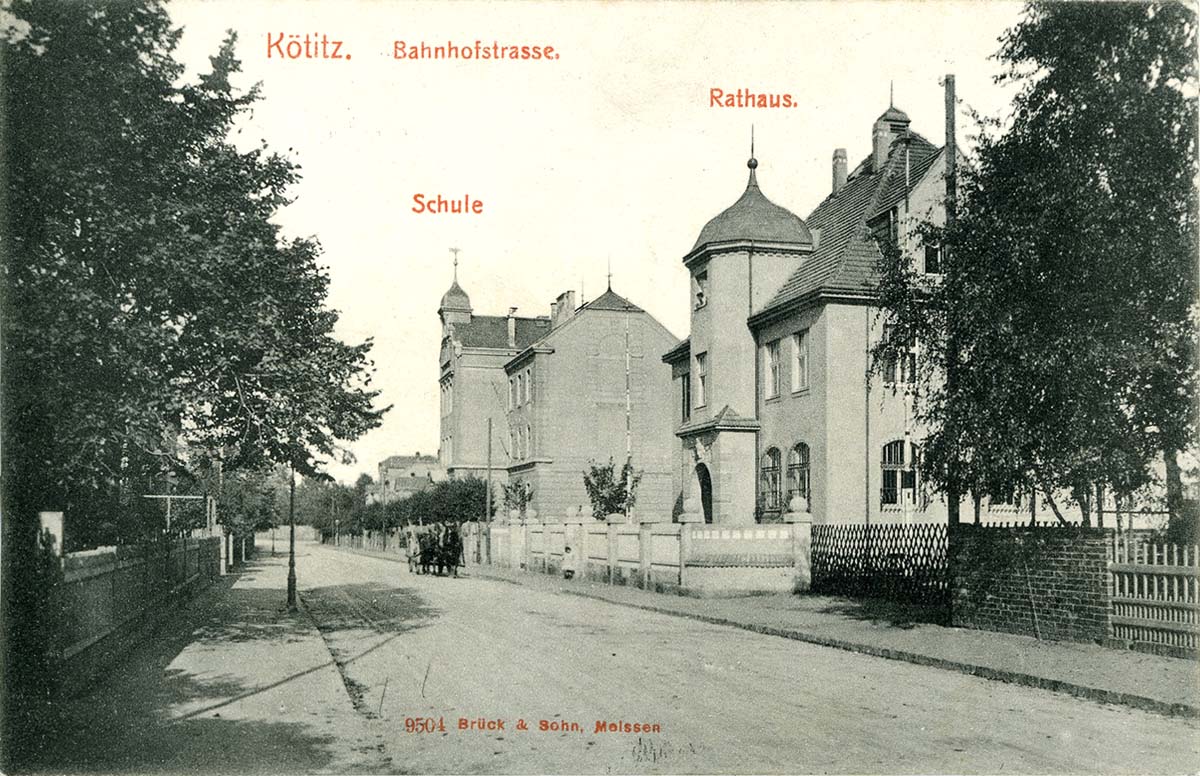 Coswig (Sachsen). Kötitz - Bahnhofstraße mit Schule und Rathaus, 1908