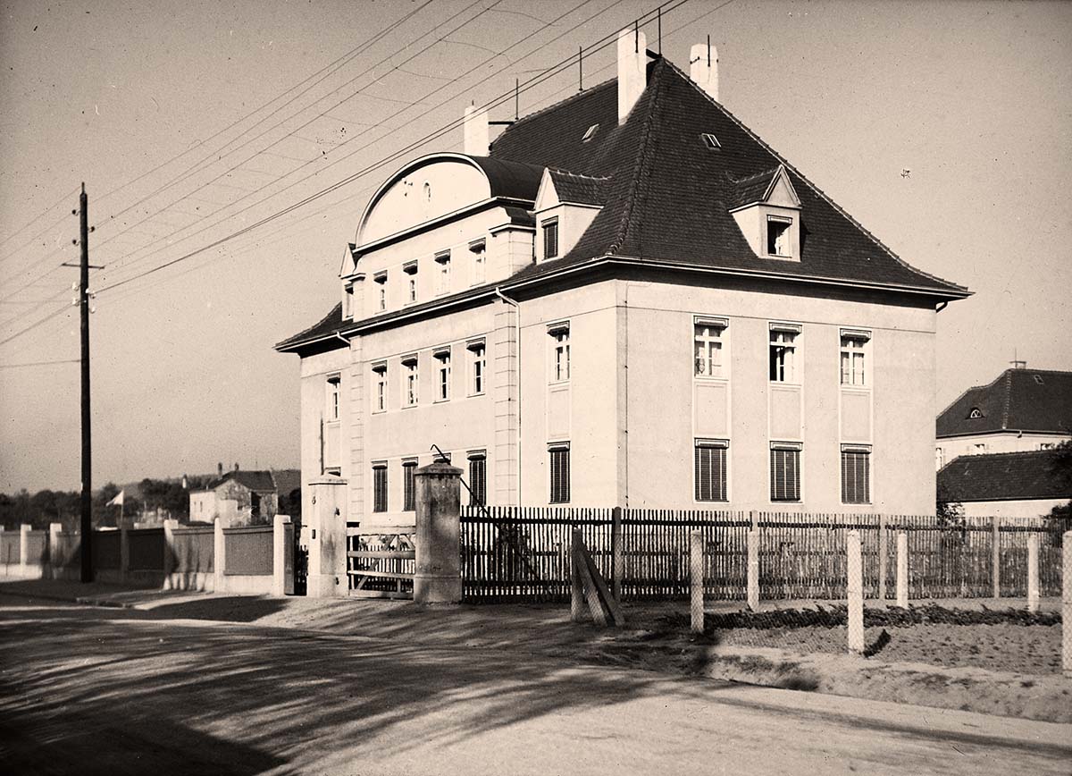 Coswig (Sachsen). Moritzburger Straße 4, Mehrfamilienhaus, um 1930