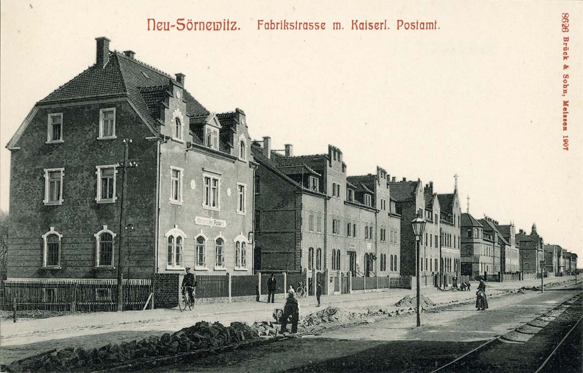 Coswig (Sachsen). Neusörnewitz - Fabrikstraße mit Kaiserliches Postamt, 1907
