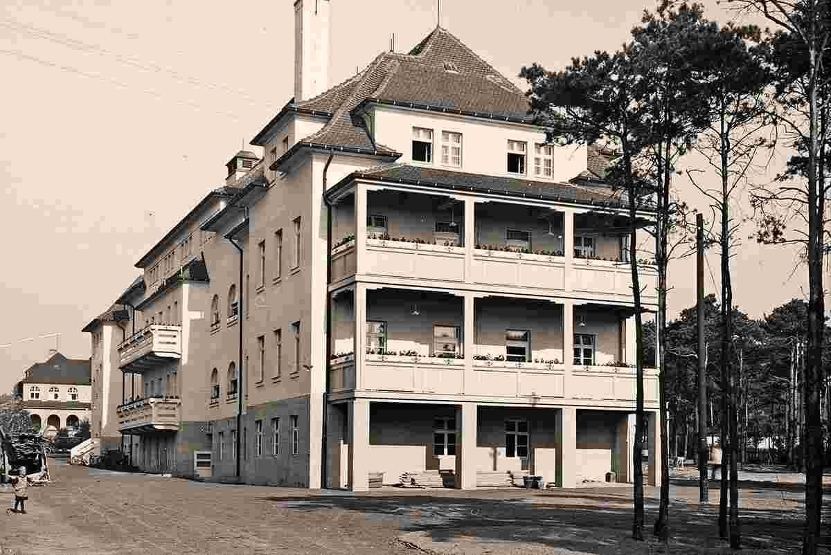 Coswig. Wettinstift, Eingangsseite eines Erweiterungsbaus, Männerheim, um 1935