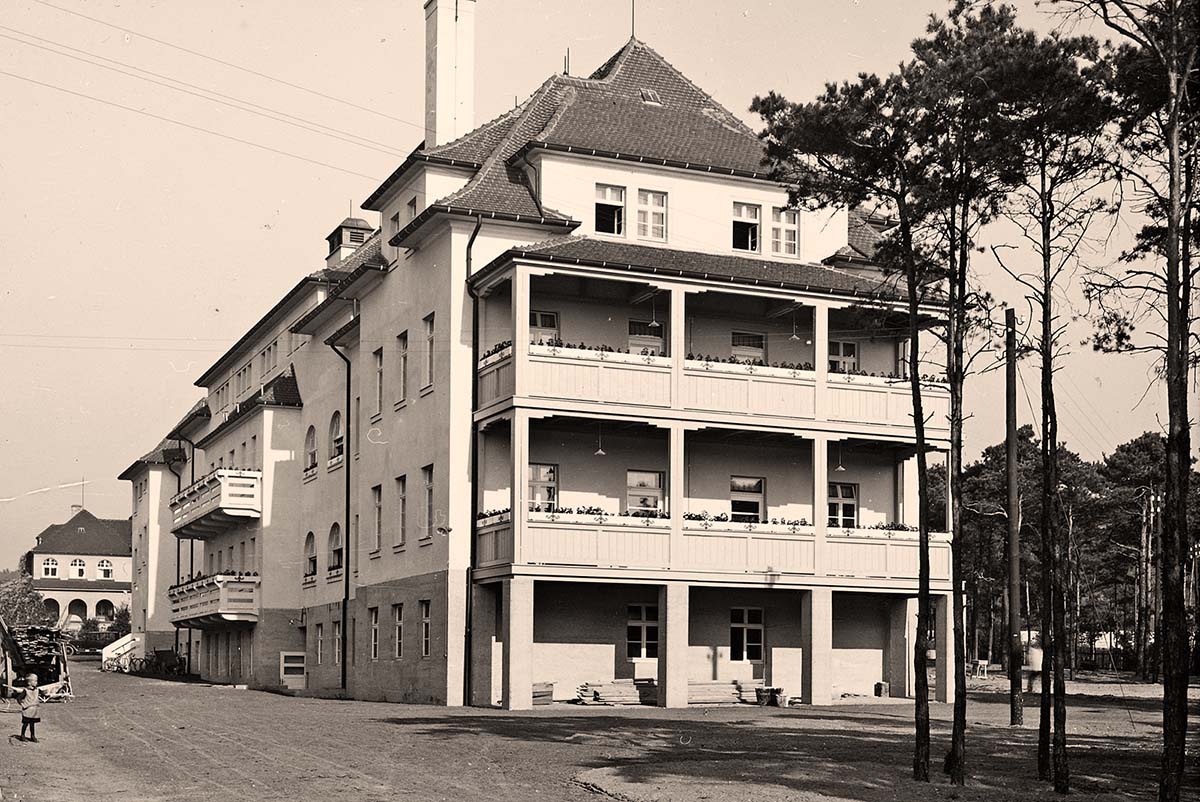 Coswig (Sachsen). Wettinstift, Eingangsseite eines Erweiterungsbaus, Männerheim, um 1935