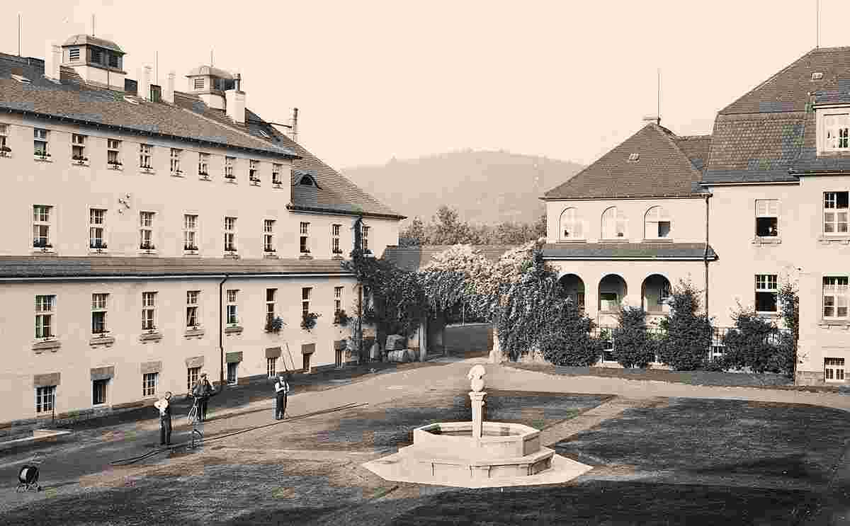 Coswig. Wettinstift, Gartenansicht mit Brunnenanlage vor Erweiterungsbau mit Torbau und Hauptgebäude, um 1935