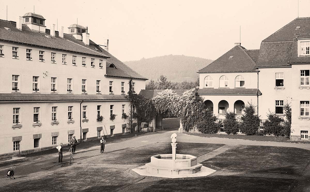 Coswig (Sachsen). Wettinstift, Gartenansicht mit Brunnenanlage vor Erweiterungsbau mit Torbau und Hauptgebäude, um 1935