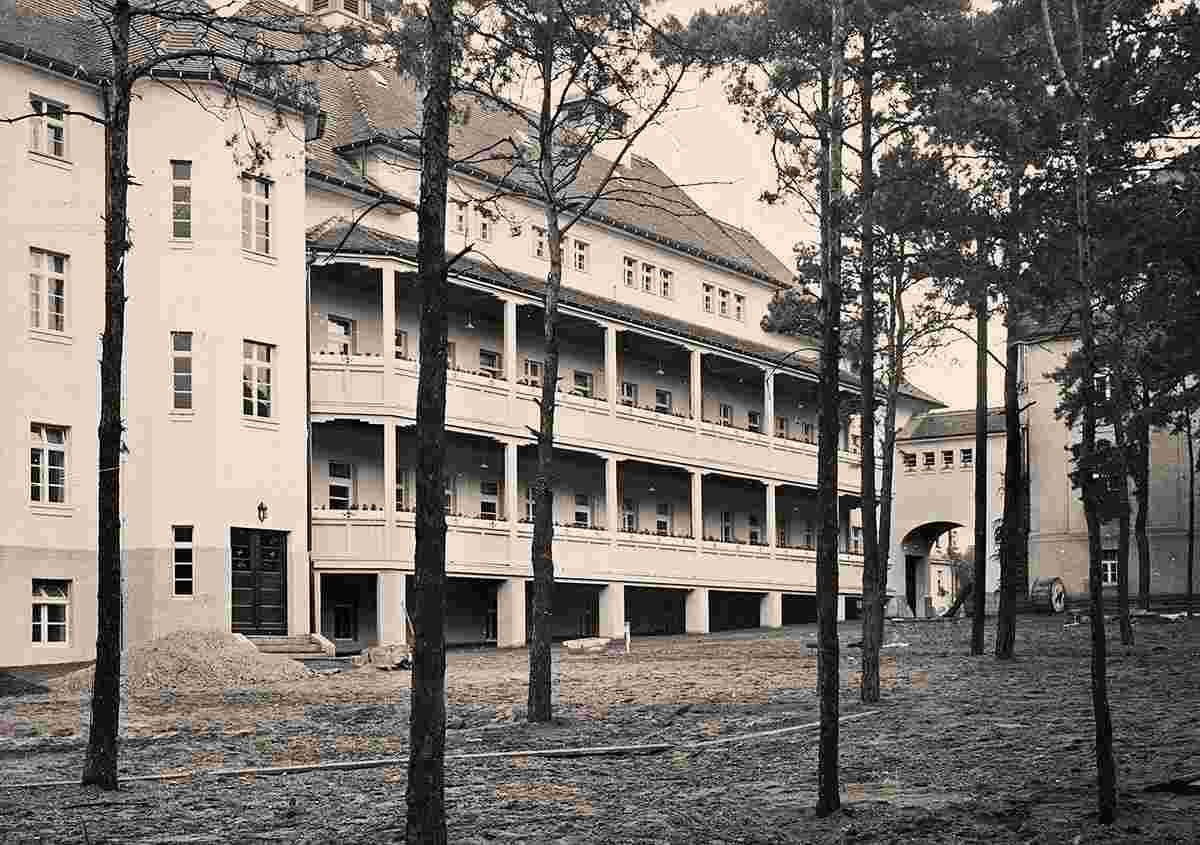 Coswig. Wettinstift, Gartenseite eines Erweiterungsbaus mit Torbau (zum Hauptgebäude), Männerheim, um 1935