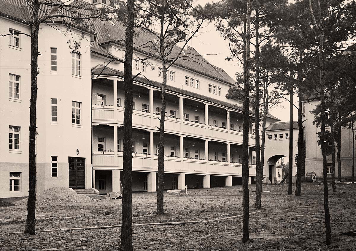 Coswig (Sachsen). Wettinstift, Gartenseite eines Erweiterungsbaus mit Torbau (zum Hauptgebäude), Männerheim, um 1935