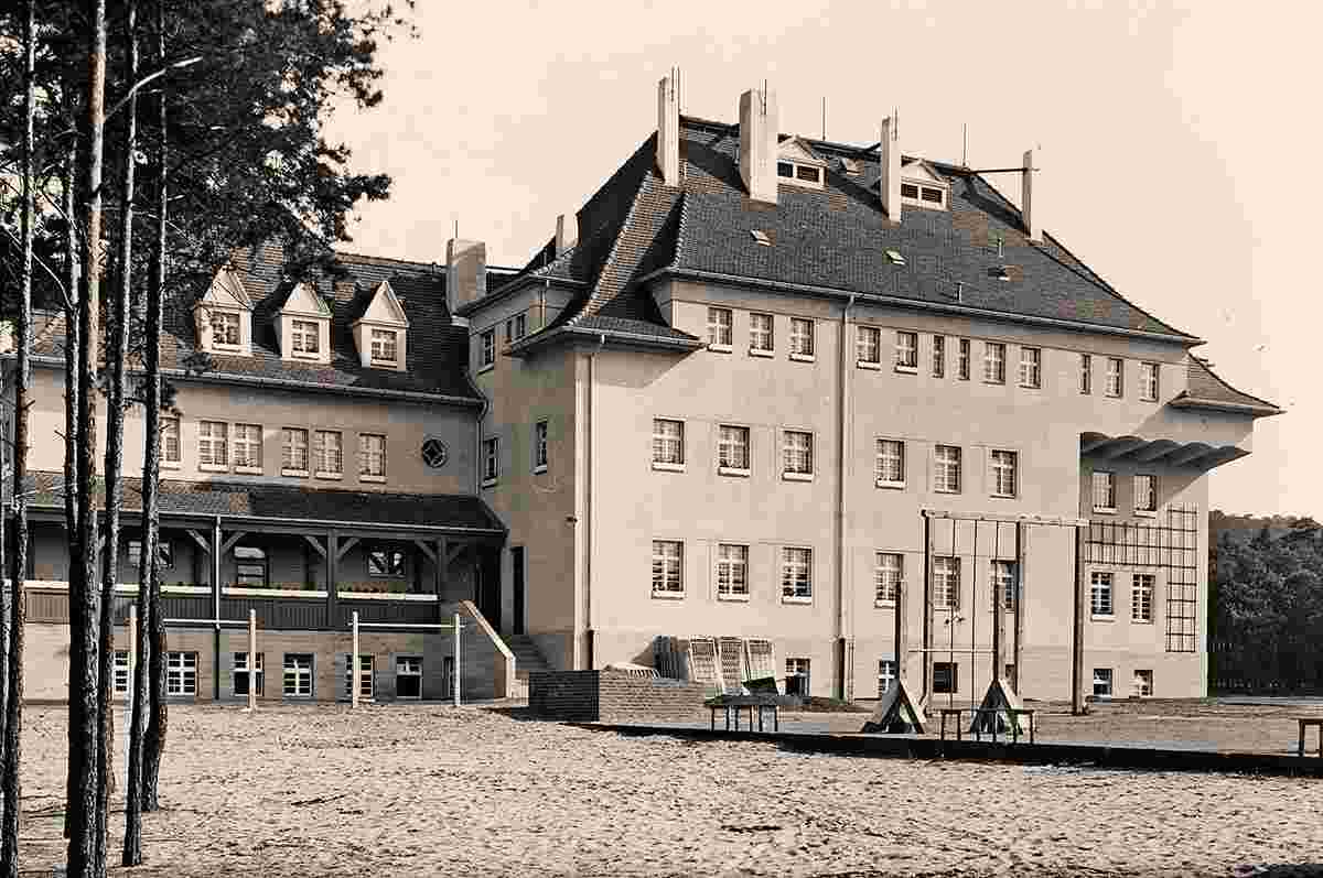 Coswig. Wettinstift, Kinderheim mit Spiel- und Turnplatz, um 1935