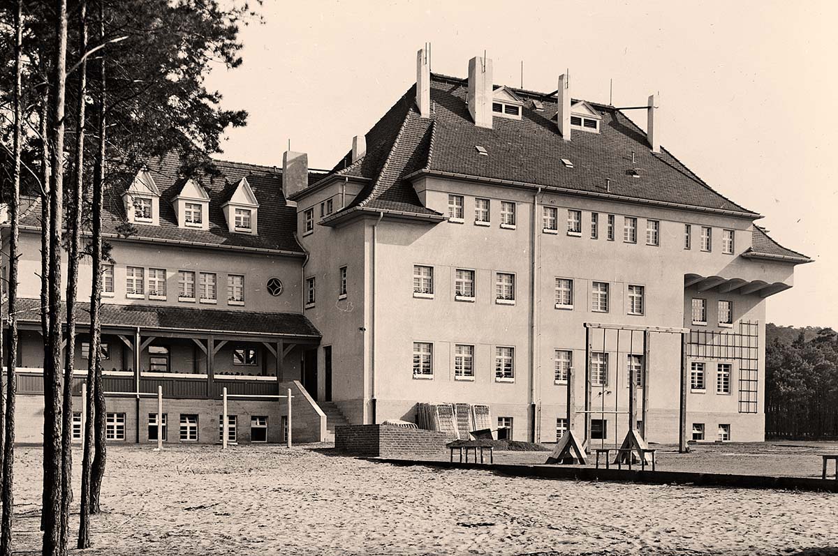 Coswig (Sachsen). Wettinstift, Kinderheim mit Spiel- und Turnplatz, um 1935