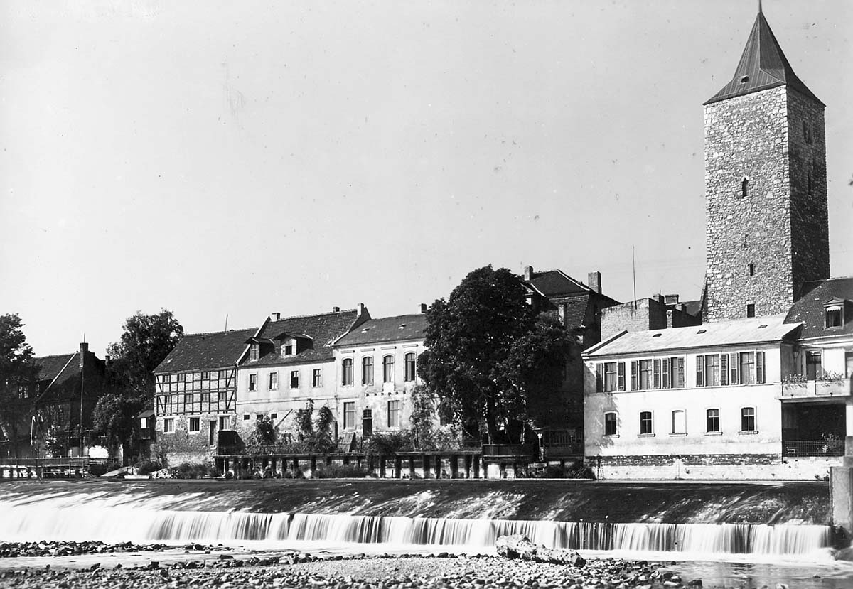 Calbe (Saale). Stadtansicht mit Saalewehr, 1938