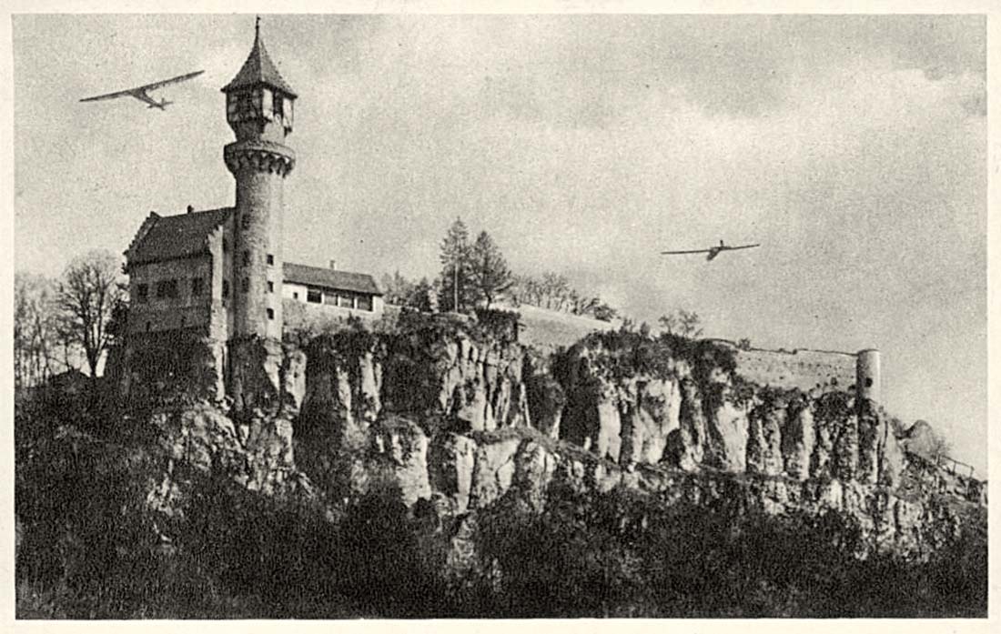 Dettingen unter Teck. Flugzeugen über der Burg Ruine, 1943