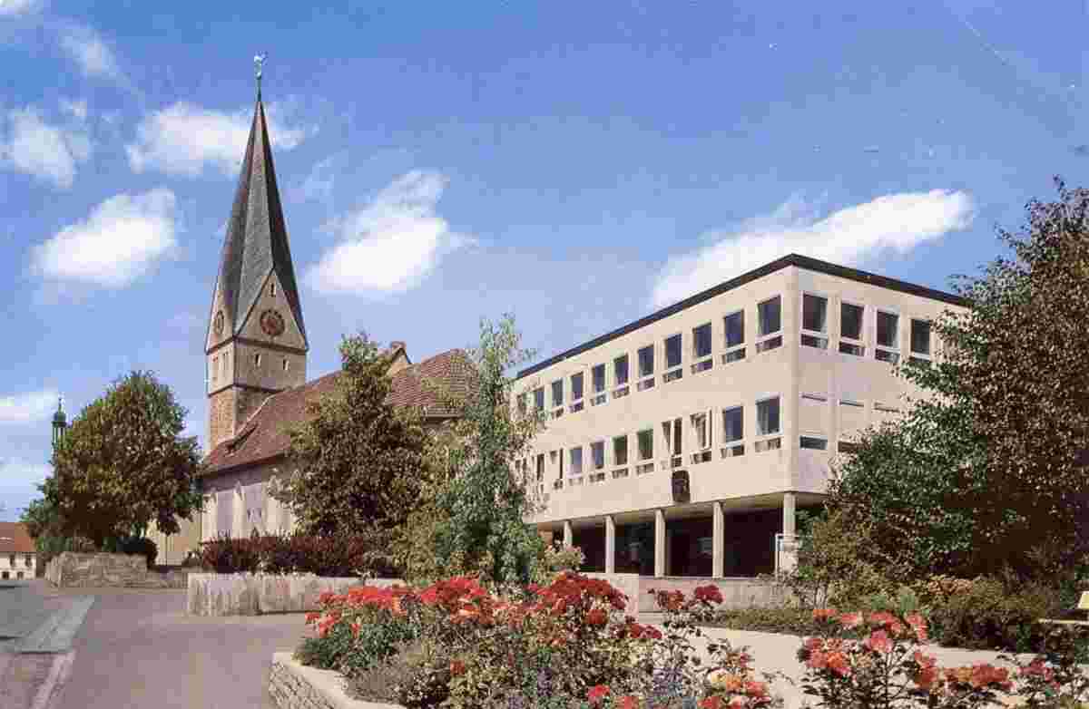 Dettingen unter Teck. Ortsmitte mit Kirche und Rathaus