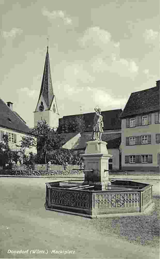 Donzdorf. Marktplatz mit Brunnen