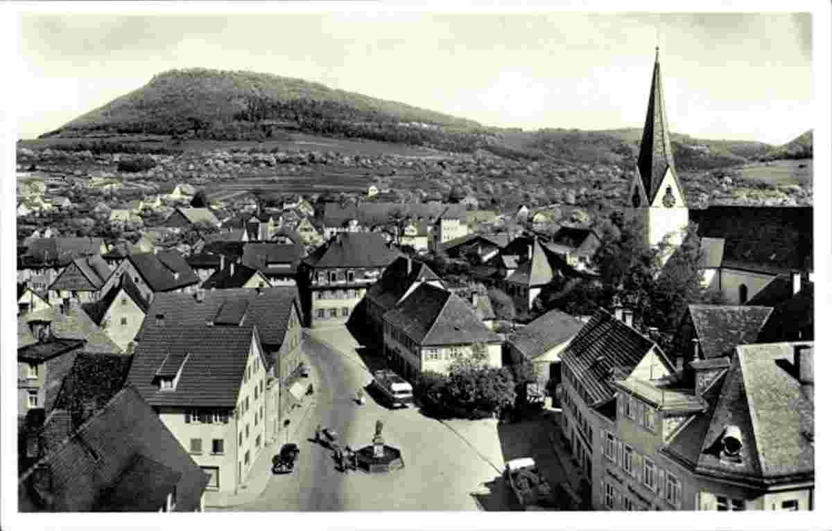 Donzdorf. Panorama von Marktplatz mit Brunnen und Bus