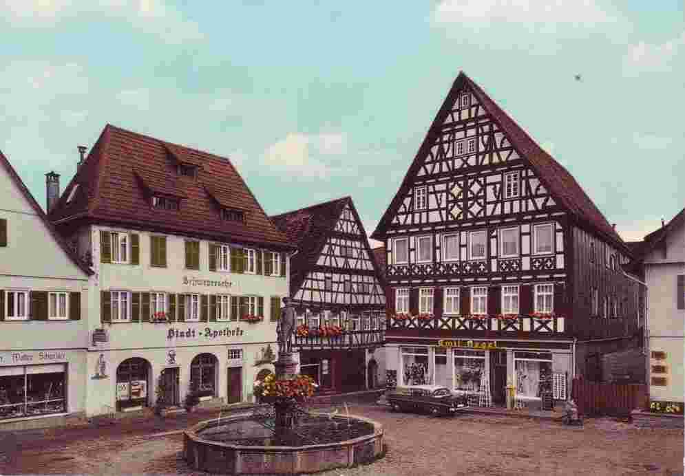 Dornstetten. Marktplatz mit Apotheke und Brunnen