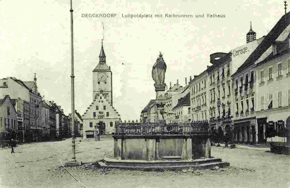 Deggendorf. Luitpoldplatz mit Karbrunnen und Rathaus, 1912