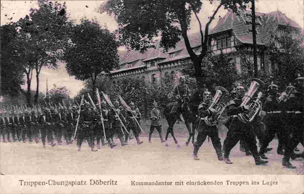 Dallgow-Döberitz. Kommandantur mit einrückenden Truppen ins Lager, 1916