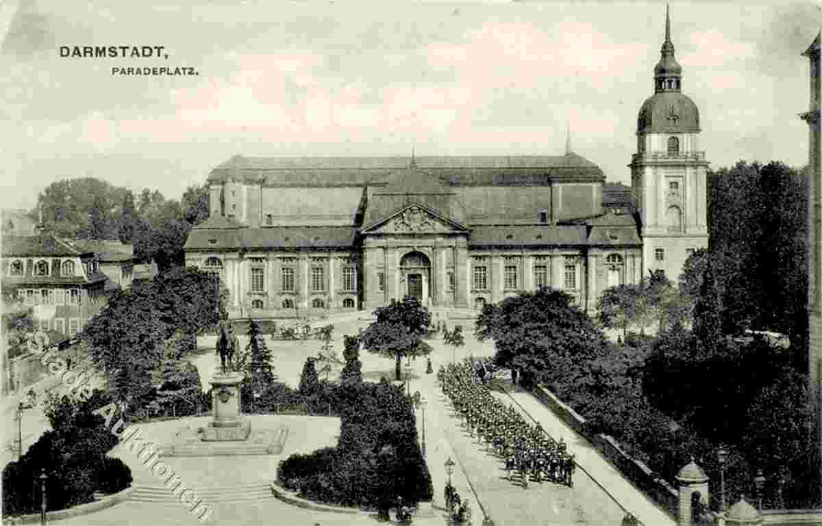 Darmstadt. Denkmal und Kirche am Paradeplatz