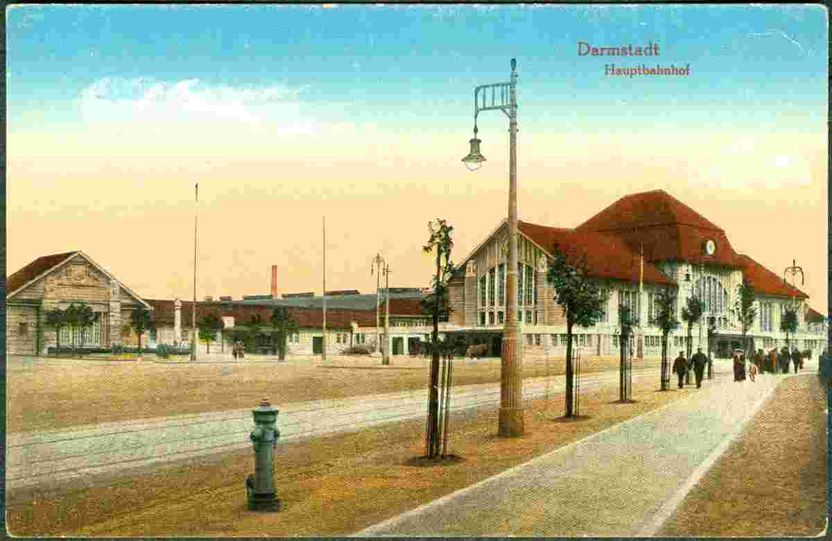 Darmstadt. Hauptbahnhof Platz, von links - Brunnen und Fürstenhalle