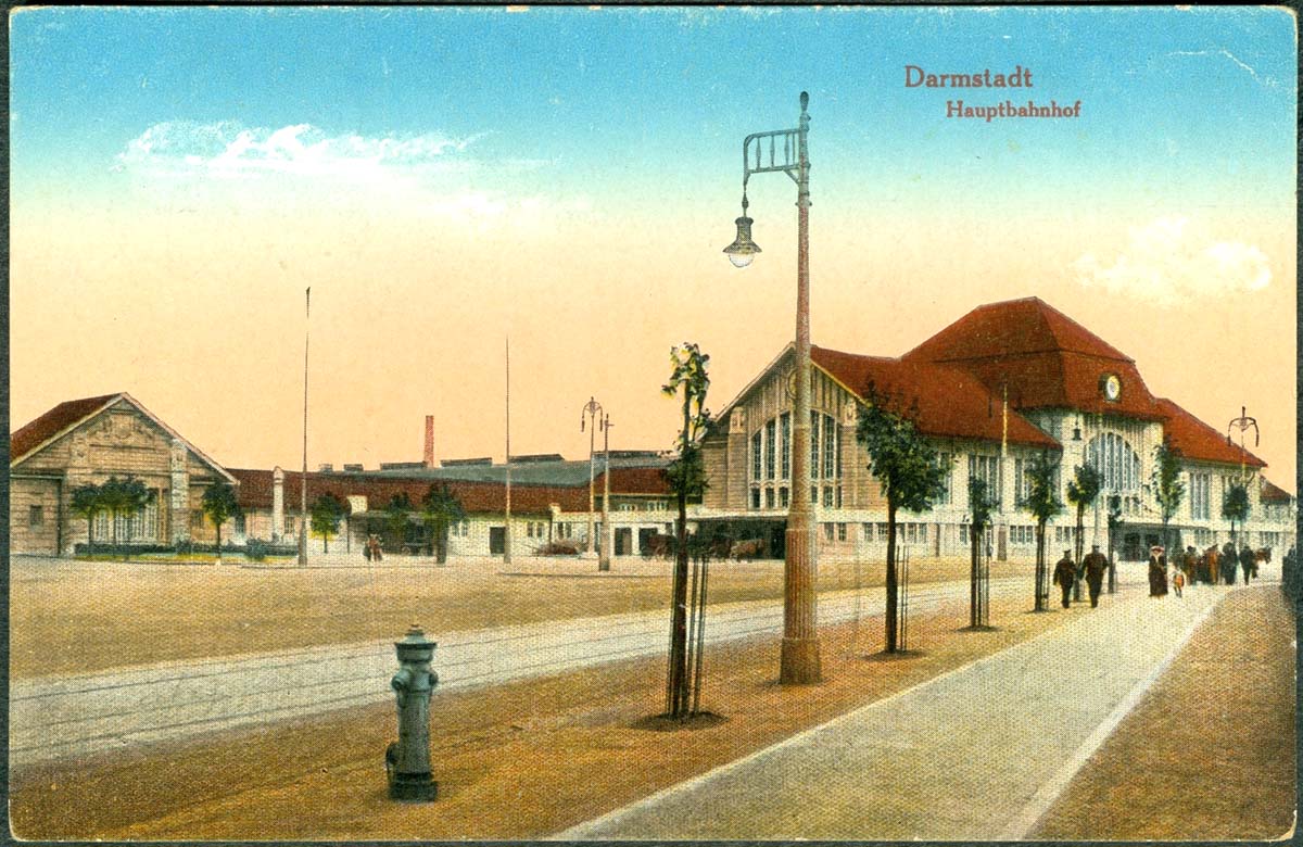 Darmstadt. Hauptbahnhof Platz, von links - Brunnen und Fürstenhalle