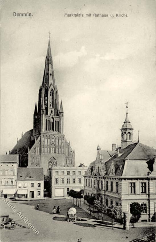 Demmin. Marktplatz mit Rathaus und Kirche